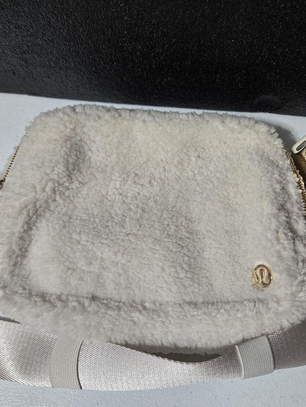 Lululemon Athletica Everywhere White Sherpa Crossbody/Belt Bag Excellent Conditi